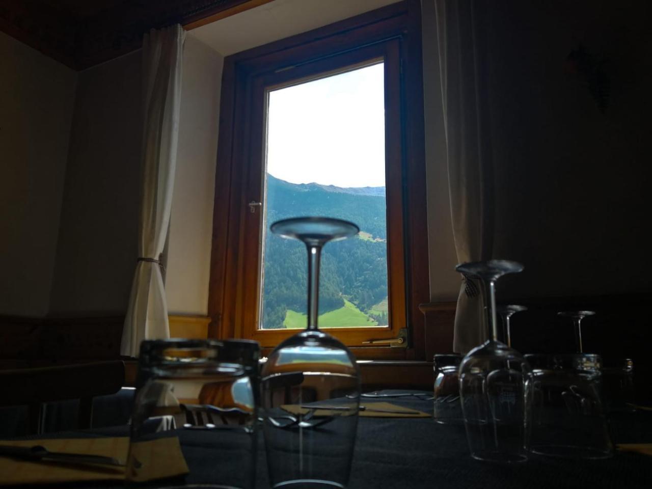 Gasthaus Weisskugel Malles Venosta Exterior foto