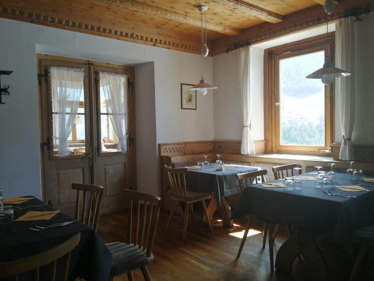 Gasthaus Weisskugel Malles Venosta Exterior foto