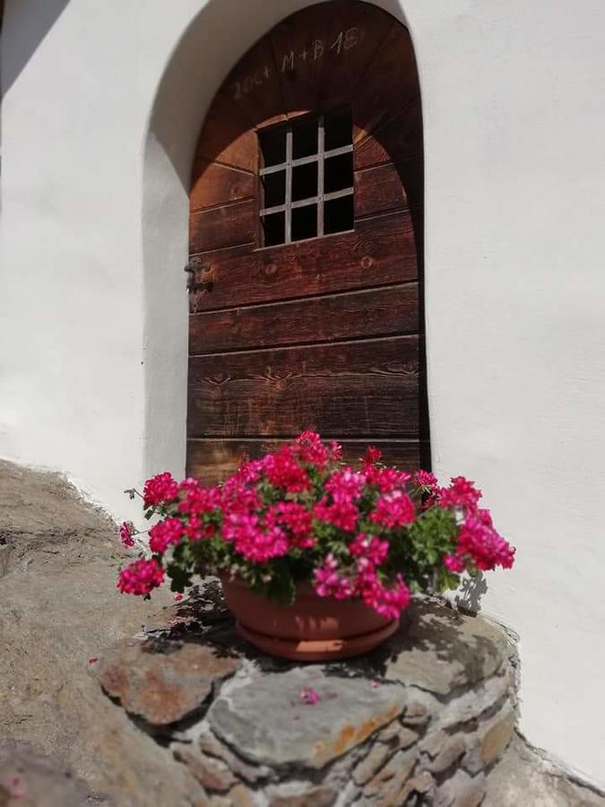 Gasthaus Weisskugel Malles Venosta Exterior foto